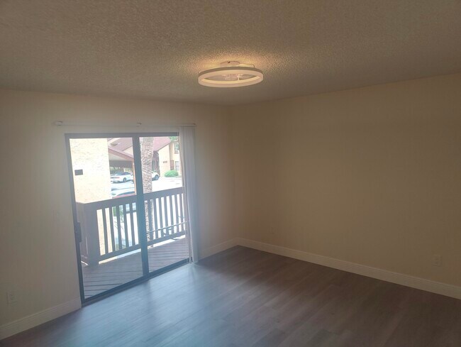 Building Photo - 302 Lakeview Dr E