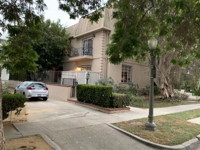 Building Photo - 10308 Almayo Ave