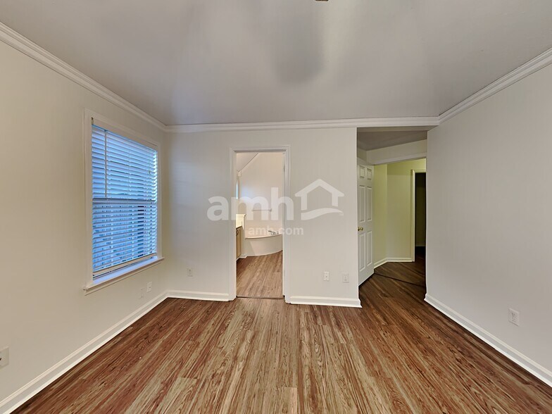 Building Photo - 10085 Woodland Grove Dr