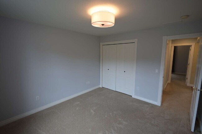 Building Photo - 3 bed 2 bath home near Carrie Blake Park, ...