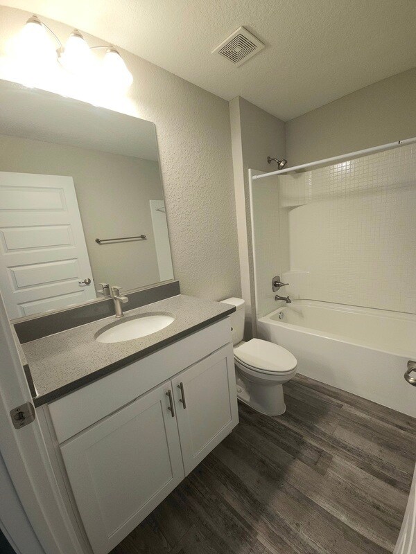 Building Photo - 106 Oak Cir