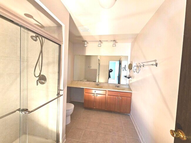 Building Photo - 1018 Castilian Ct