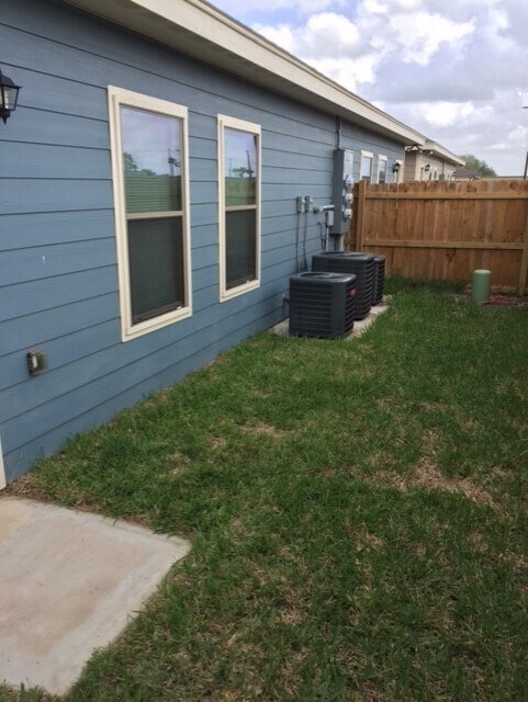 Building Photo - 20490 Westfield Dr