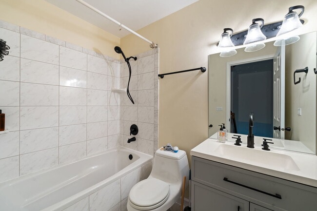 Building Photo - 1481 Quaker Ln