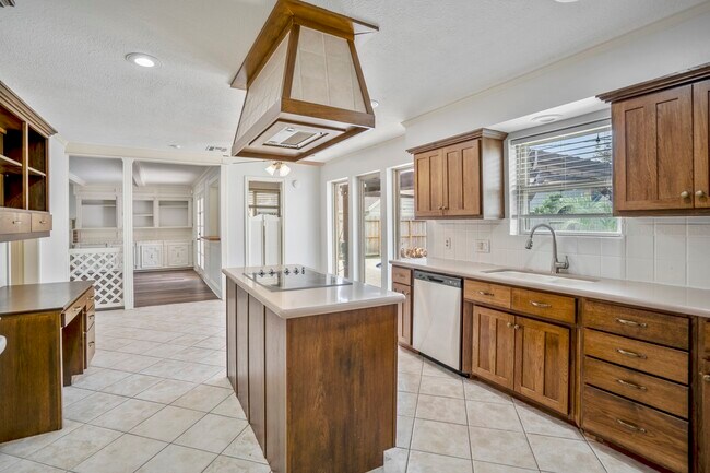 Building Photo - 16611 Brenton Oaks Dr