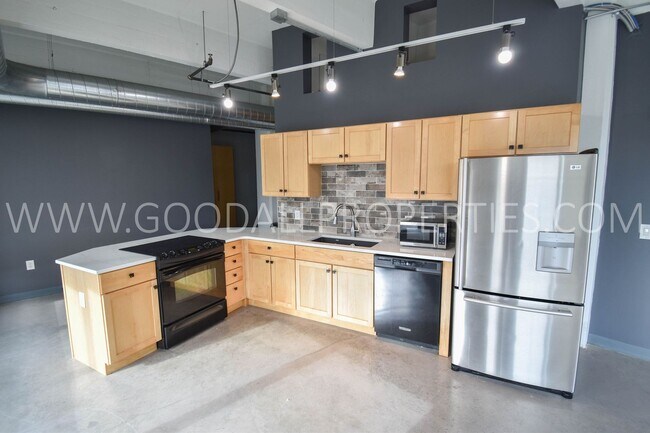 Building Photo - One Bedroom Loft Downtown (utilities Included)