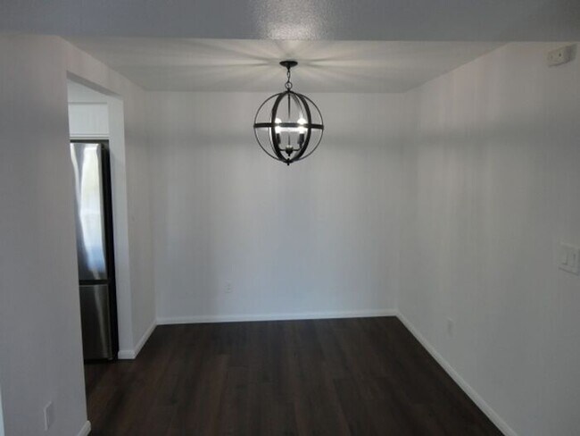 Building Photo - Gorgeous 2 + 2 Santa Fe Condo Valencia