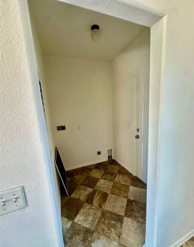 Building Photo - 3Bd 2bath  ****HOUSE IS FOR SALE***12 Mo. Lease will still be honored