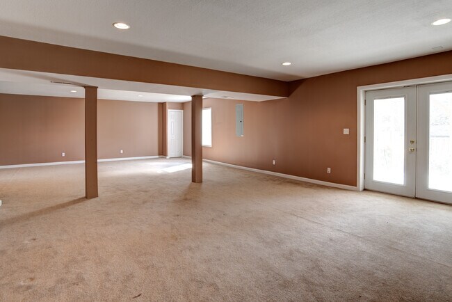 Walk-out Lower level Rec room - 216 Windsor Ct