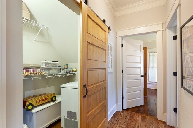 Building Photo - Beautiful 4/4 Plus Office, 4 Blocks From E...