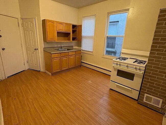 Building Photo - 127 W 54th St