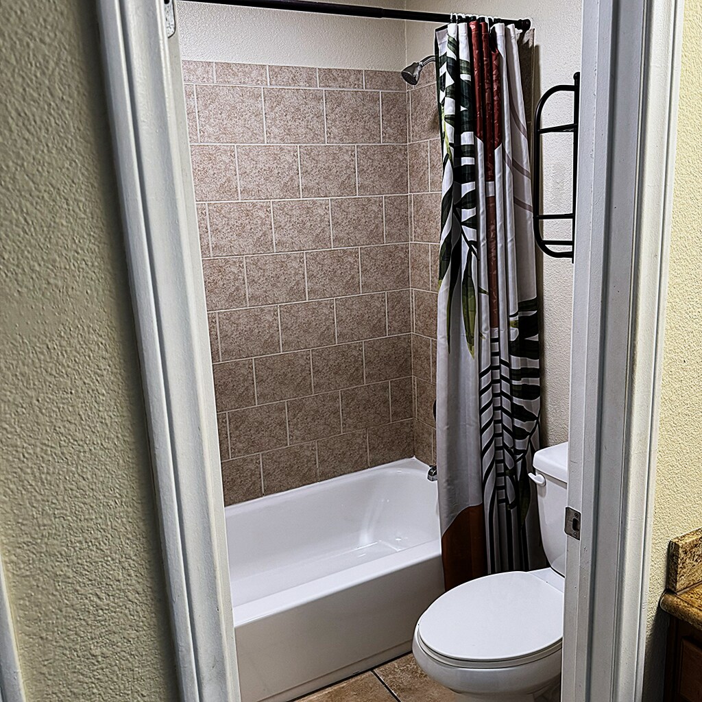Master Bedroom Full Bath - 615 Fredricks Ave