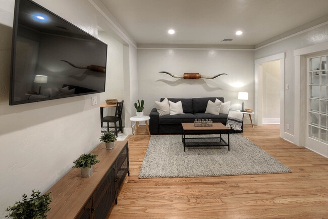 1BR, 1BA - 550SF - Living Room - San Carlos