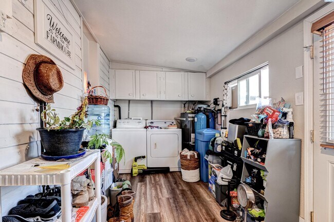 Building Photo - Large Shop w/Oversized Roll Up Doors and P...