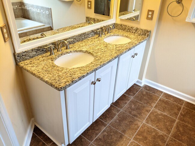 Building Photo - Townhouse in Spring Ridge community - OAKDALE school district - available before the holidays!