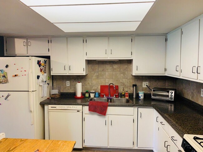Building Photo - 1290-1292-1292 Gatwick Ct