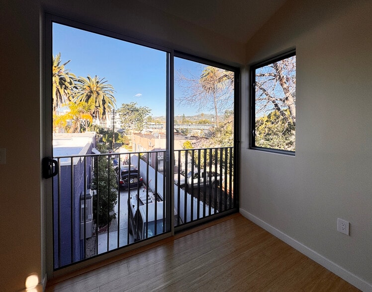 Building Photo - 1210 1/2 Manzanita St