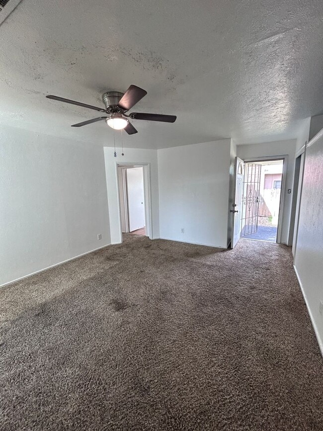 Building Photo - Move in Ready in North Hanford Central air/heat, lawn service included