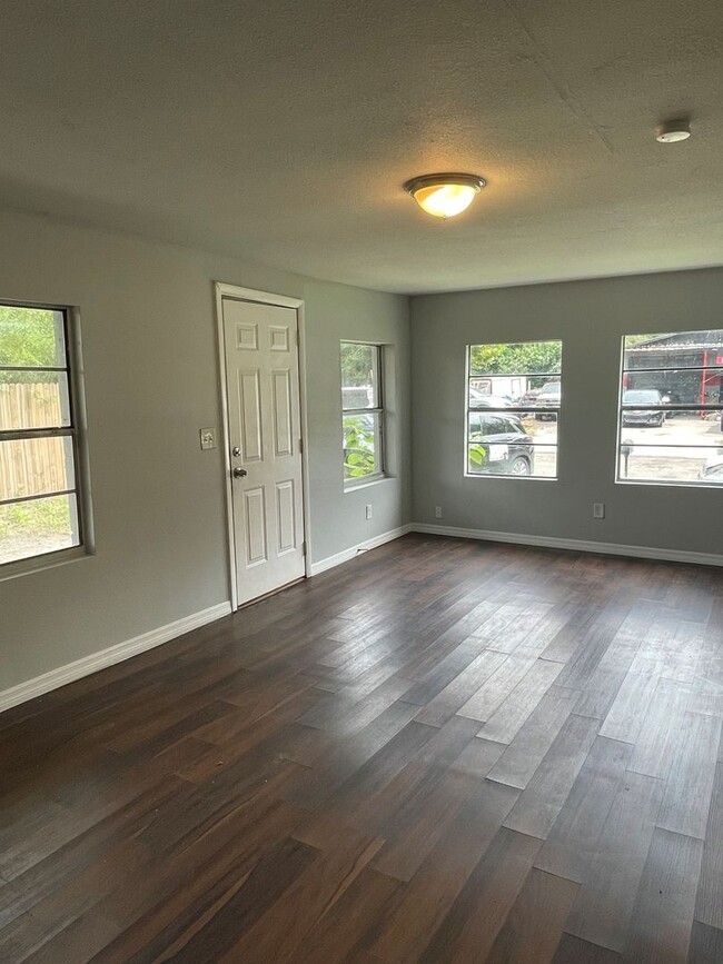 Building Photo - Grand Park 2/1 Cozy Single Family home ava...