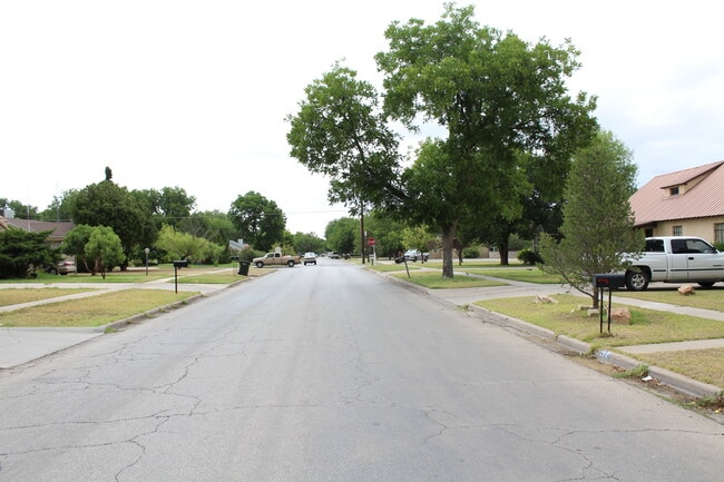 Building Photo - 921 N Halagueno St