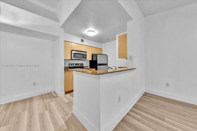 Building Photo - 2516 Centergate Dr