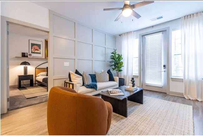 Building Photo - 2039 Woodburn Ave