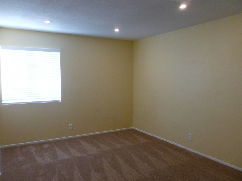 Building Photo - 700 Fernwood Ln