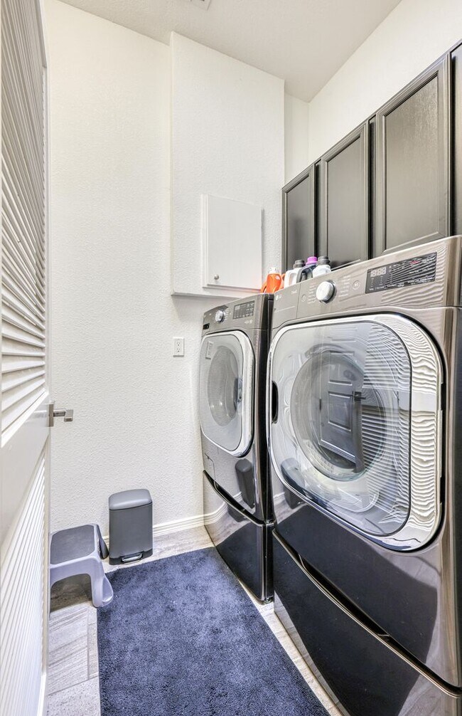 Building Photo - We have a beautiful home fully furnished with 4 bedroom-2 baths