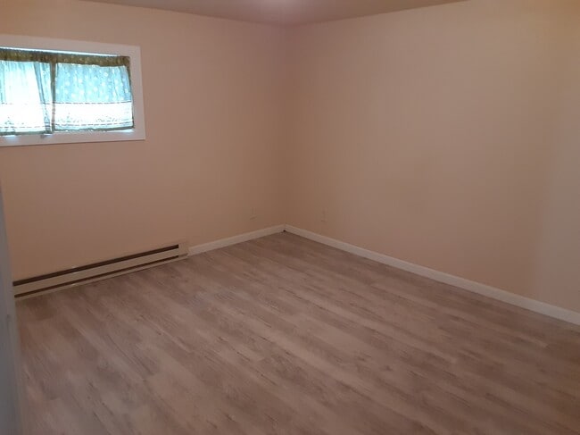 Building Photo - 308-302 E Park St