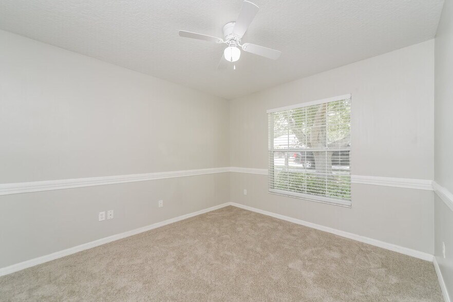 Building Photo - 926 Willow Run St