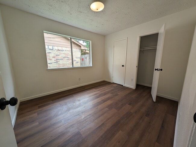 Building Photo - 16311 Thistleglen Drive