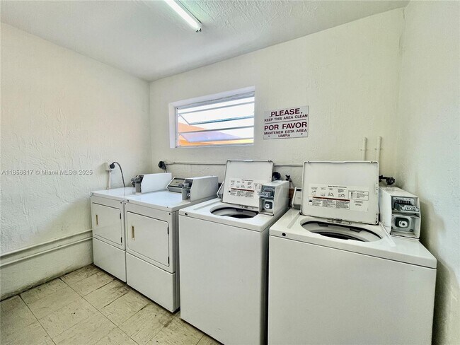 Building Photo - 2441 SW 31st Ave