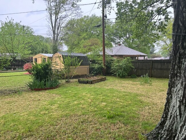 Building Photo - Welcome to this charming 3 bedroom, 1.5 bathroom home in Colonial Acres.
