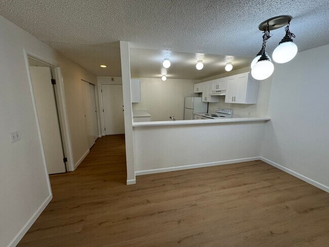 Building Photo - 1Bd/1Ba Redmond Condo