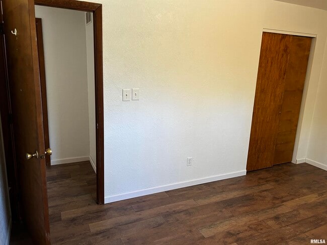 Building Photo - 1107 Eisenhower Dr