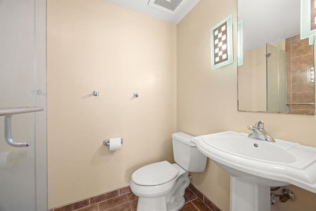 Building Photo - 711 W 26th St