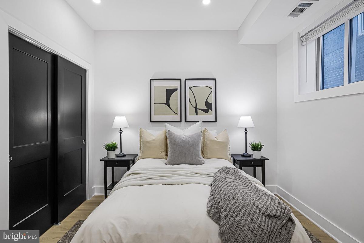 Building Photo - 616 Kenyon St NW