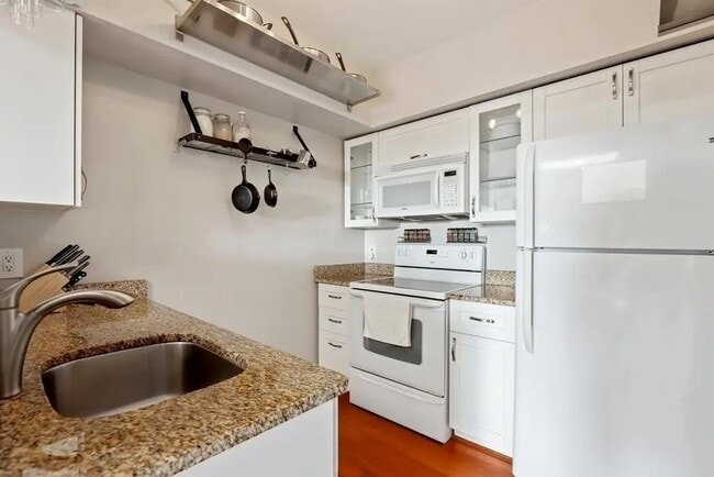 Building Photo - Spacious one bedroom