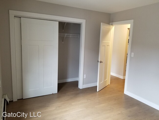 Building Photo - 2019 N Farwell Ave