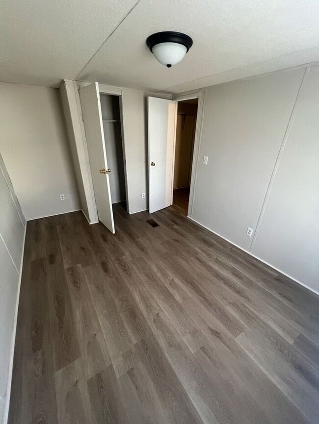 Building Photo - Perfect Family Home: 2 Bed, 1 Bath Apartme...