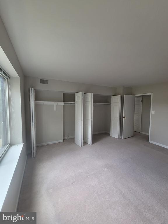 Building Photo - 9730 Kingsbridge Dr