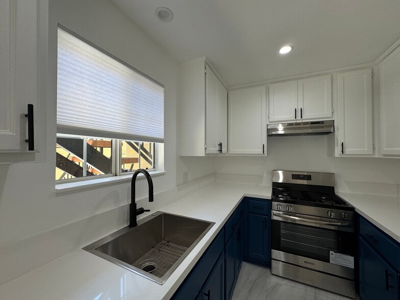 Building Photo - 1570 N Verdugo Rd