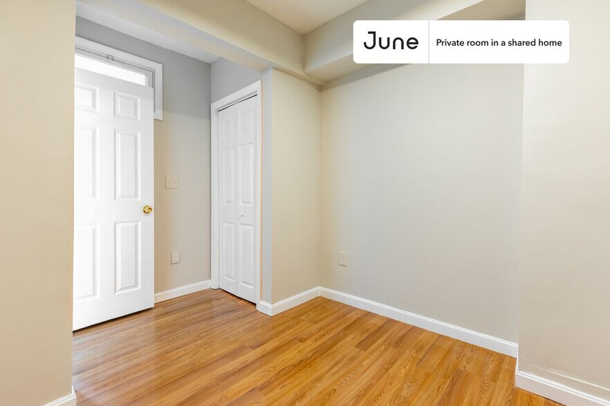 Building Photo - Room in Shared 2 bed/1.5 bath home