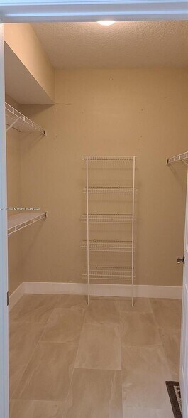 Building Photo - 2022 Alta Meadows Ln