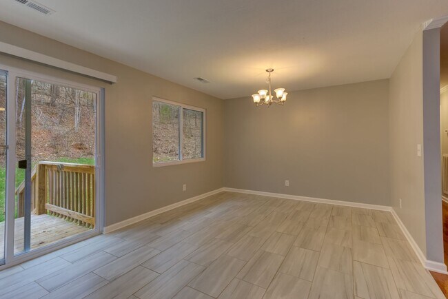 Building Photo - 5 bed 3 bath - Gorgeous Large Family Home ...