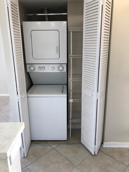 Building Photo - 2550 SW 18th Terrace