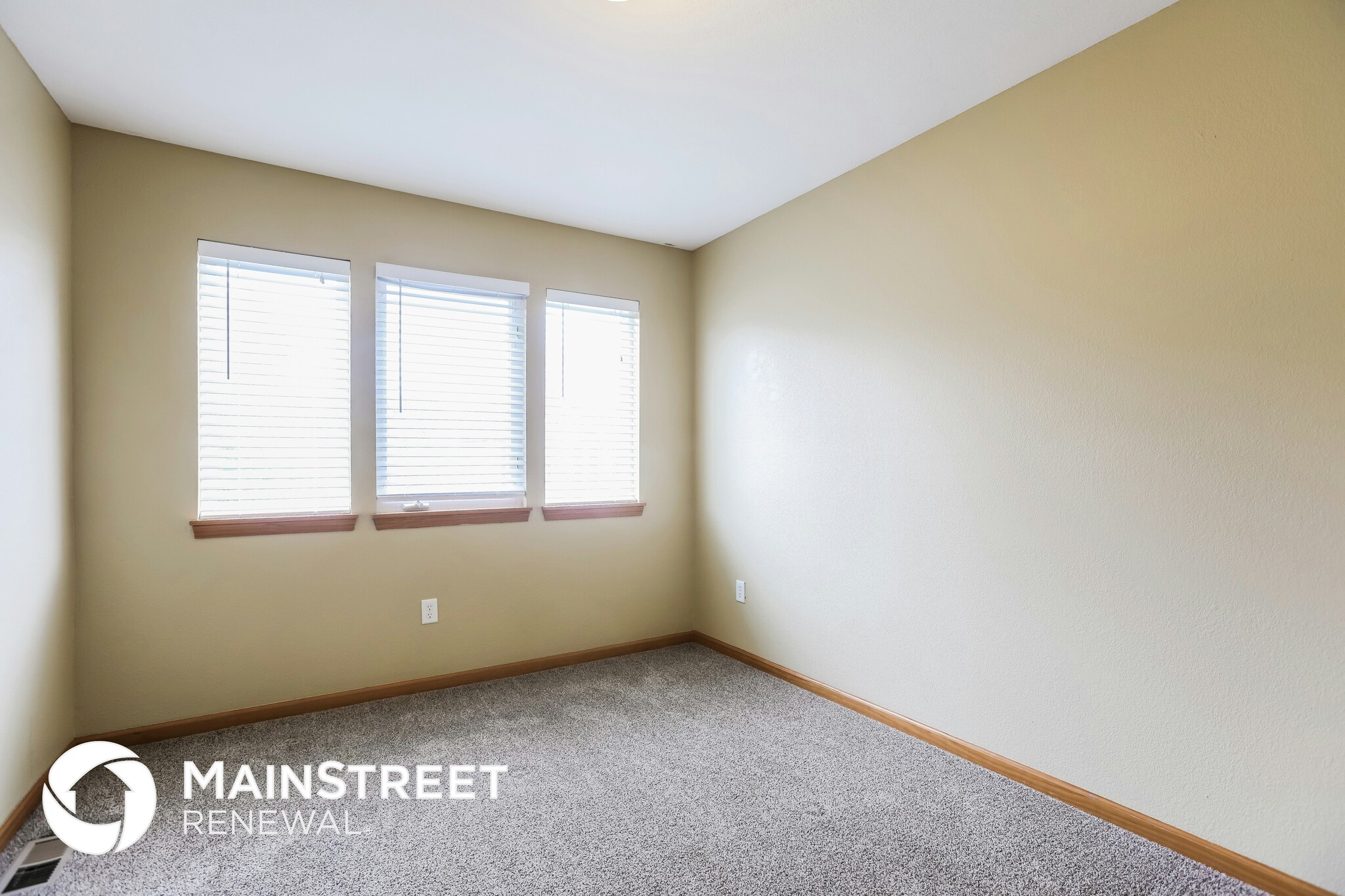 Building Photo - 411 NE Wolf Creek Dr