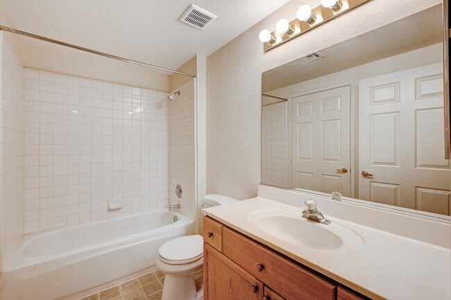 Building Photo - Beautifully Designed 2 Bedroom Condo in North Summerlin!