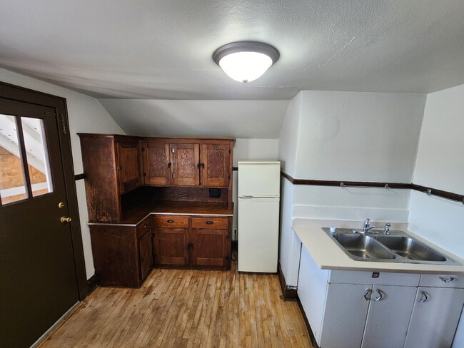 Building Photo - 1 Bedroom Upper