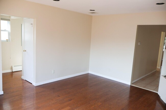 Building Photo - 14 Dock Ln